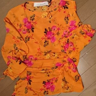 ザラ(ZARA)のセール！！ZARA シャーリング トップス ブラウス 新品タグ付 オレンジ 花柄(シャツ/ブラウス(長袖/七分))