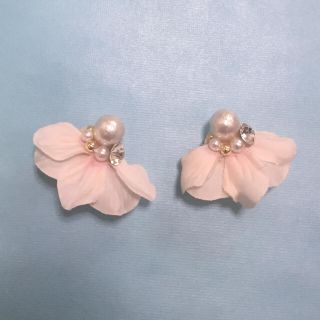 【送料込☆美品】フラワーイヤリング 花びらイヤリング(イヤリング)