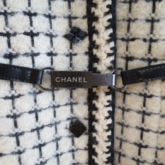 CHANEL(シャネル)のCHANEL ツイード ロングコート アイボリー×黒 ベルト付き 38 00A レディースのジャケット/アウター(ロングコート)の商品写真