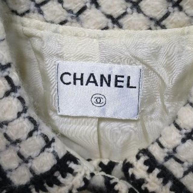 CHANEL(シャネル)のCHANEL ツイード ロングコート アイボリー×黒 ベルト付き 38 00A レディースのジャケット/アウター(ロングコート)の商品写真