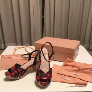 ミュウミュウ(miumiu)のmiu miuの可愛いウッドサンダル(サンダル)