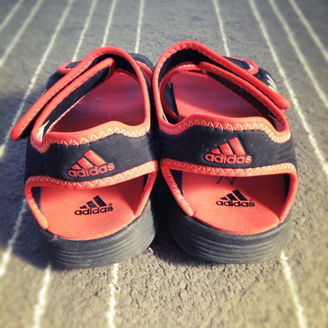adidas(アディダス)のアディダス サンダル キッズ/ベビー/マタニティのキッズ靴/シューズ(15cm~)(サンダル)の商品写真
