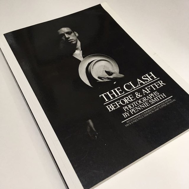 【貴重】THE CLASH 写真集（洋書・英国） エンタメ/ホビーの本(その他)の商品写真