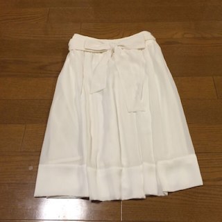 インディヴィ(INDIVI)のINDIVI ふんわり真っ白スカート(ひざ丈スカート)