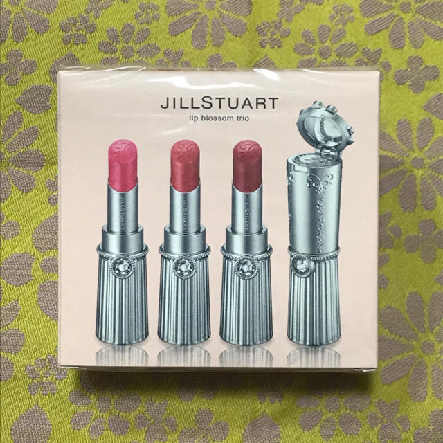 JILLSTUART(ジルスチュアート)の(新品未使用)JILLSTUART リップブロッサム 三色セット コスメ/美容のベースメイク/化粧品(口紅)の商品写真