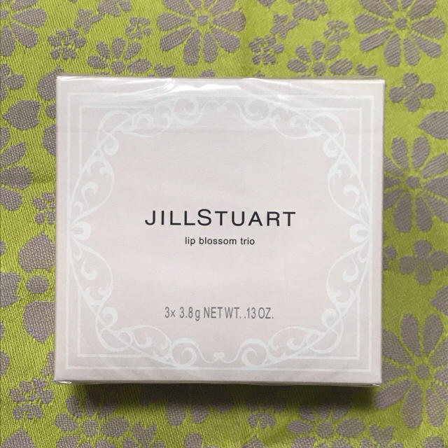 JILLSTUART(ジルスチュアート)の(新品未使用)JILLSTUART リップブロッサム 三色セット コスメ/美容のベースメイク/化粧品(口紅)の商品写真