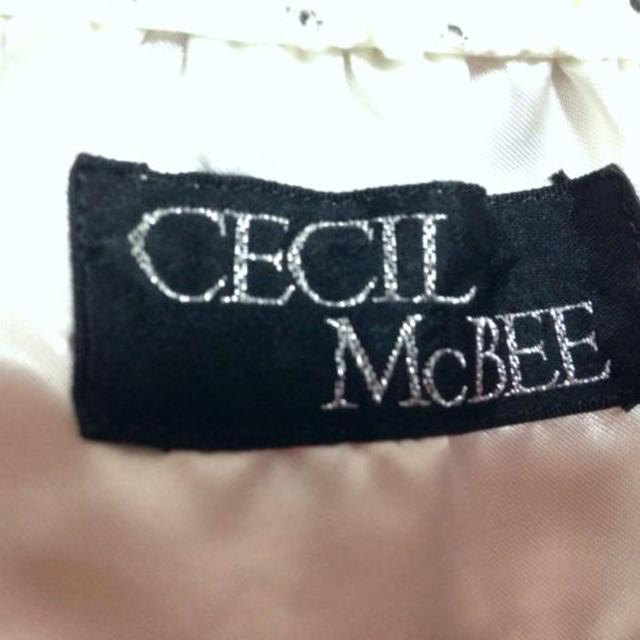 CECIL McBEE(セシルマクビー)のドット柄ベアトップワンピ(ホワイト) レディースのワンピース(ひざ丈ワンピース)の商品写真