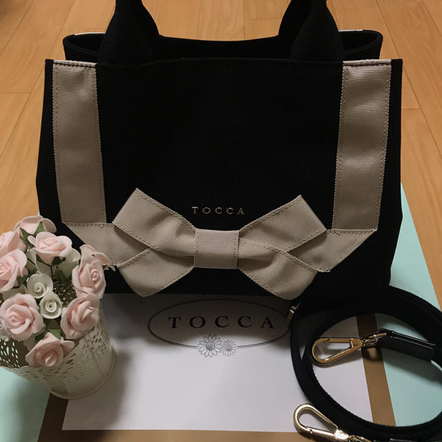 TOCCA(トッカ)の♡ PRESENT RIBBON CANVAS SMALL トートバッグ レディースのバッグ(ショルダーバッグ)の商品写真