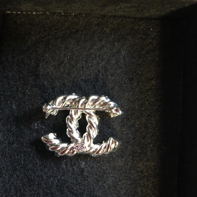 CHANEL(シャネル)の正規品シャネルブローチ  3.5×2.5cm レディースのアクセサリー(ブローチ/コサージュ)の商品写真