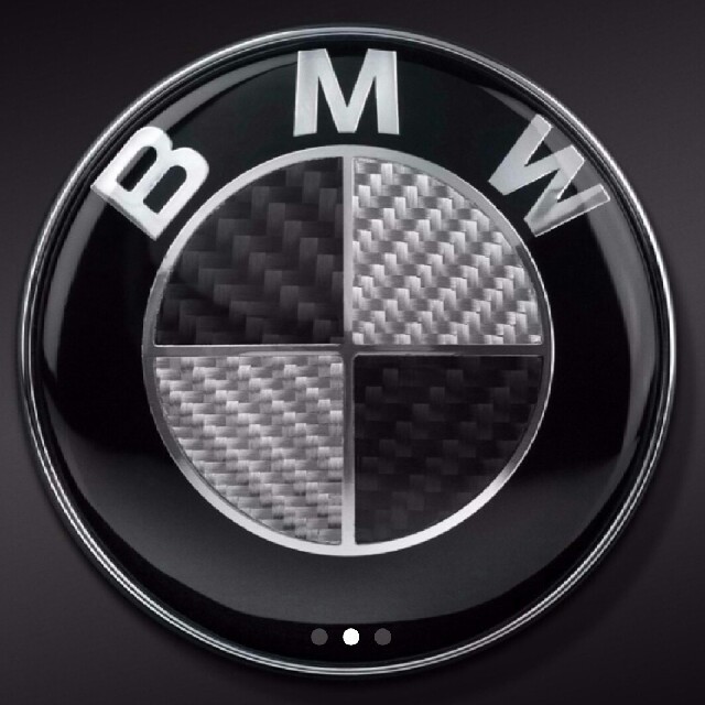 BMW カーボン調エンブレム 82mmフロント+74mmリア ２個セット 残１つ 自動車/バイクの自動車(車種別パーツ)の商品写真
