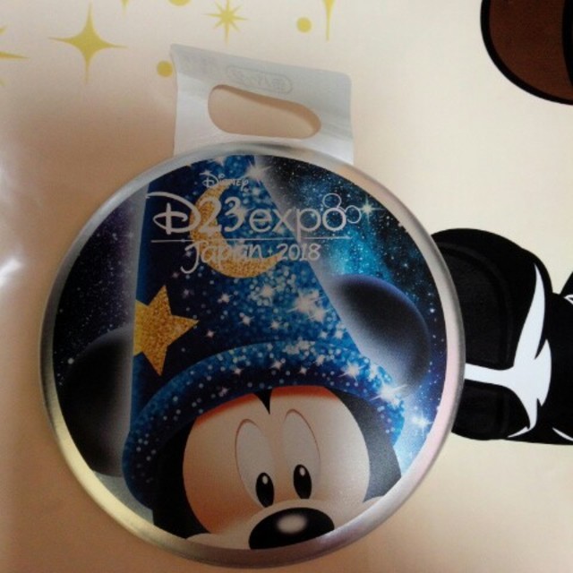 Disney(ディズニー)のD23　缶バッジ　ミッキー　完売商品 エンタメ/ホビーのアニメグッズ(バッジ/ピンバッジ)の商品写真