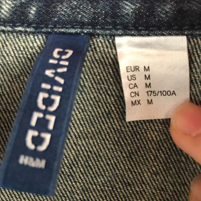H&M(エイチアンドエム)のデニムジャケット メンズのジャケット/アウター(Gジャン/デニムジャケット)の商品写真