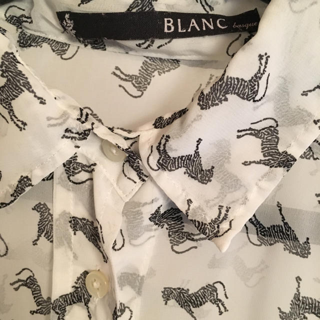 blanc basque(ブランバスク)の【美品】BLANCブラウス シマウマ柄  交渉可能 レディースのトップス(シャツ/ブラウス(長袖/七分))の商品写真