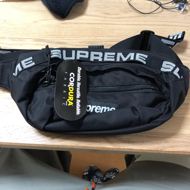 Supreme(シュプリーム)のりょんさん専用新品未使用！supreme ブラック ショルダー ウエスト バッグ メンズのバッグ(ウエストポーチ)の商品写真