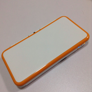 ニンテンドー2DS(ニンテンドー2DS)のNewニンテンドー2DS LL ホワイト×オレンジ 本体 保証、付属品あり(携帯用ゲーム機本体)