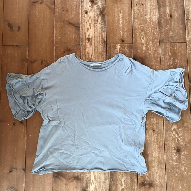 ZARA(ザラ)のZara Traffic グレー 袖フリルTシャツ レディースのトップス(Tシャツ(半袖/袖なし))の商品写真