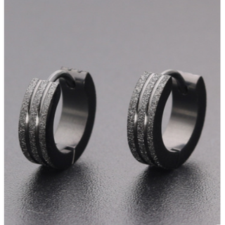 メンズピアス マットが男の魅力を引き出す かっこいい 黒 リングピアスの通販 ラクマ