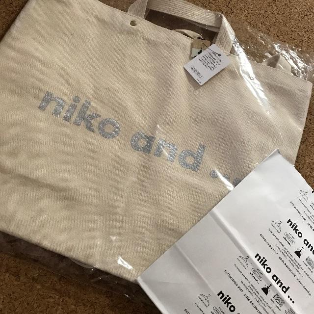 niko and...(ニコアンド)のニコアンド＊ロゴ トートバッグ ホワイト メンズのバッグ(トートバッグ)の商品写真