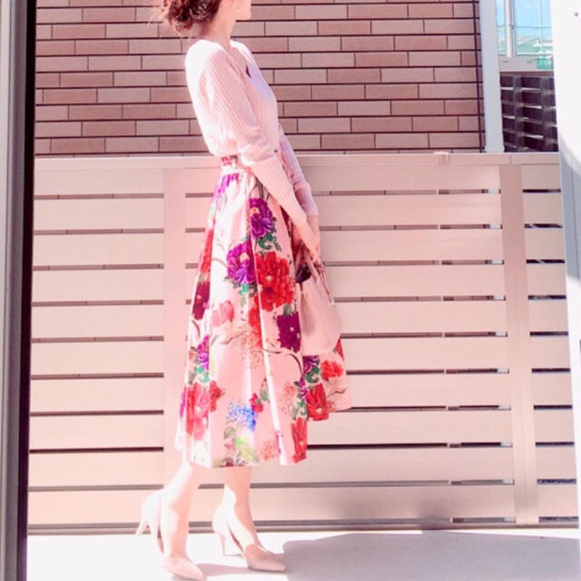 ZARA(ザラ)の花柄ミディスカート✳︎ZARA WOMAN レディースのスカート(ひざ丈スカート)の商品写真