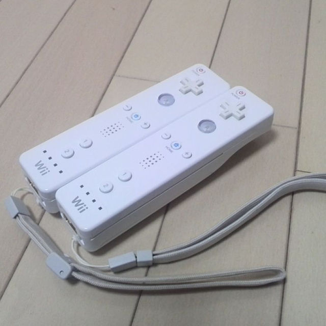 Wii(ウィー)の送料込み・wii リモコン+ストラップ・2本セット エンタメ/ホビーのゲームソフト/ゲーム機本体(家庭用ゲーム機本体)の商品写真