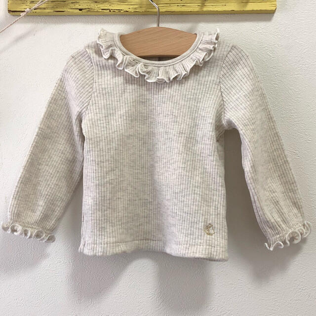 PETIT BATEAU(プチバトー)のプチバトー74㎝新品 フリル衿付き長袖Tシャツ♡ キッズ/ベビー/マタニティのベビー服(~85cm)(シャツ/カットソー)の商品写真