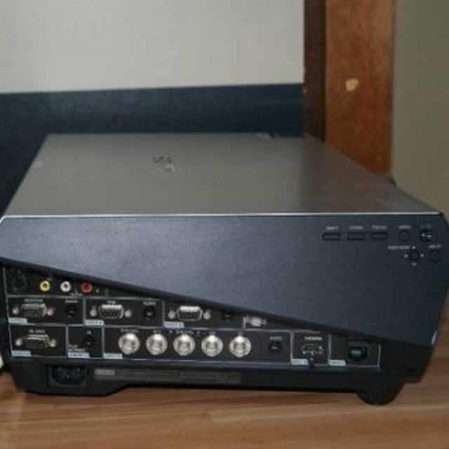 SONY(ソニー)のSONY VPL-FX40 高輝度　4000ルーメン　HDMI ランプ新品 スマホ/家電/カメラのテレビ/映像機器(プロジェクター)の商品写真