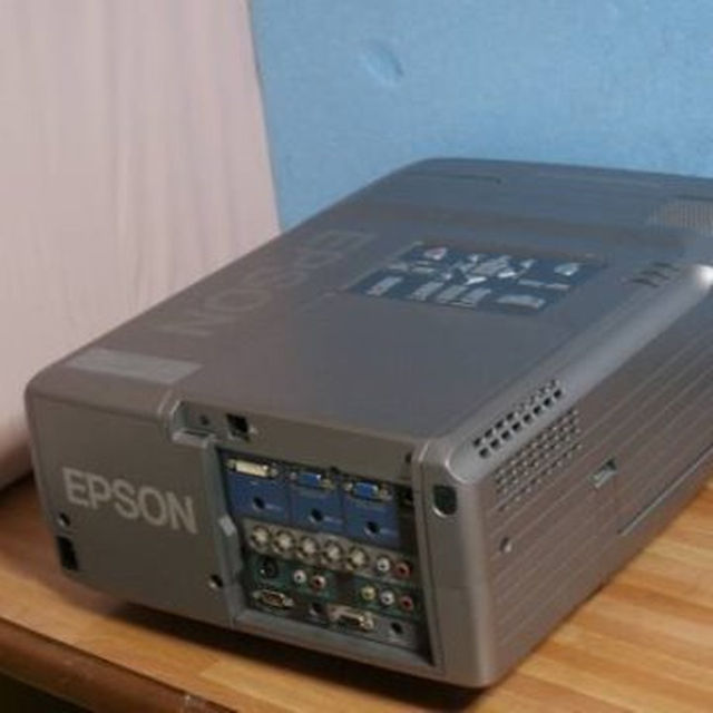EPSON(エプソン)のEPSON EＭP-8300 高輝度 ★5200ルーメン ランプ使用17時 スマホ/家電/カメラのテレビ/映像機器(プロジェクター)の商品写真