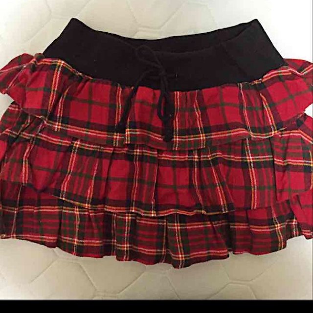 TRALALA(トゥララ)のTRALALA 赤チェックスカート レディースのスカート(ミニスカート)の商品写真