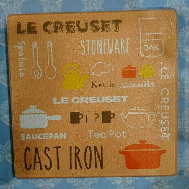 LE CREUSET(ルクルーゼ)の【ル・クルーゼ２枚組】用途色々、ガラス鍋敷き インテリア/住まい/日用品のキッチン/食器(テーブル用品)の商品写真