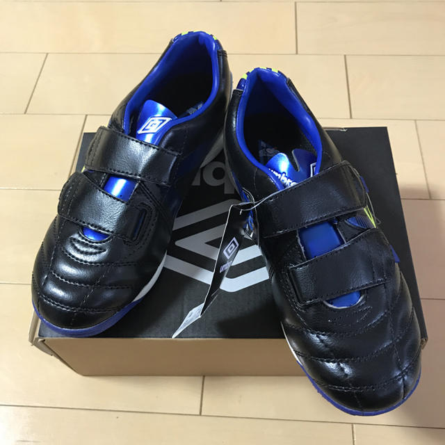 UMBRO(アンブロ)の再値下げ！【新品未使用】サッカー トレーニングシューズ スポーツ/アウトドアのサッカー/フットサル(シューズ)の商品写真