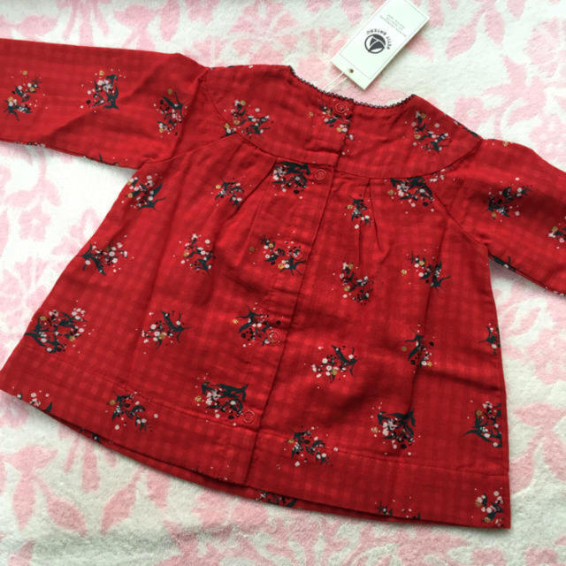 PETIT BATEAU(プチバトー)の《お値下げ》新品 プチバトー♡ チュビックフラワープリントブラウス 24m キッズ/ベビー/マタニティのベビー服(~85cm)(シャツ/カットソー)の商品写真