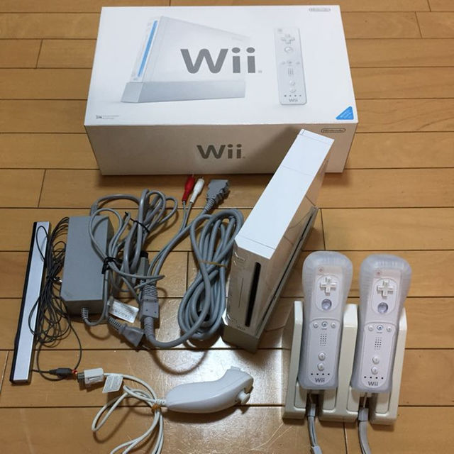 Wii(ウィー)のWii本体 Wiiリモコン2個 リモコン充電器 エンタメ/ホビーのゲームソフト/ゲーム機本体(家庭用ゲーム機本体)の商品写真