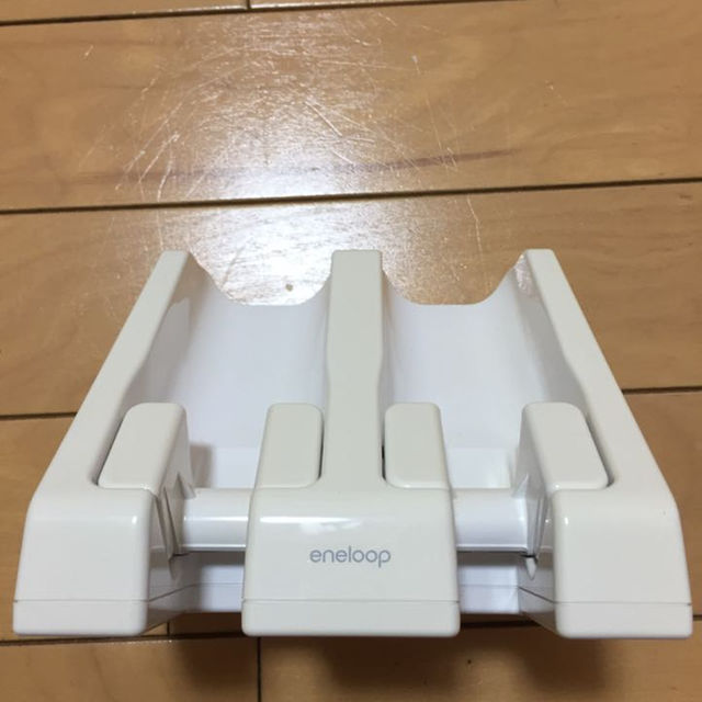 Wii(ウィー)のWii本体 Wiiリモコン2個 リモコン充電器 エンタメ/ホビーのゲームソフト/ゲーム機本体(家庭用ゲーム機本体)の商品写真