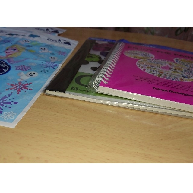 Disney(ディズニー)の未開封新品ディズニーランド☆ノート左側のみ エンタメ/ホビーのおもちゃ/ぬいぐるみ(キャラクターグッズ)の商品写真