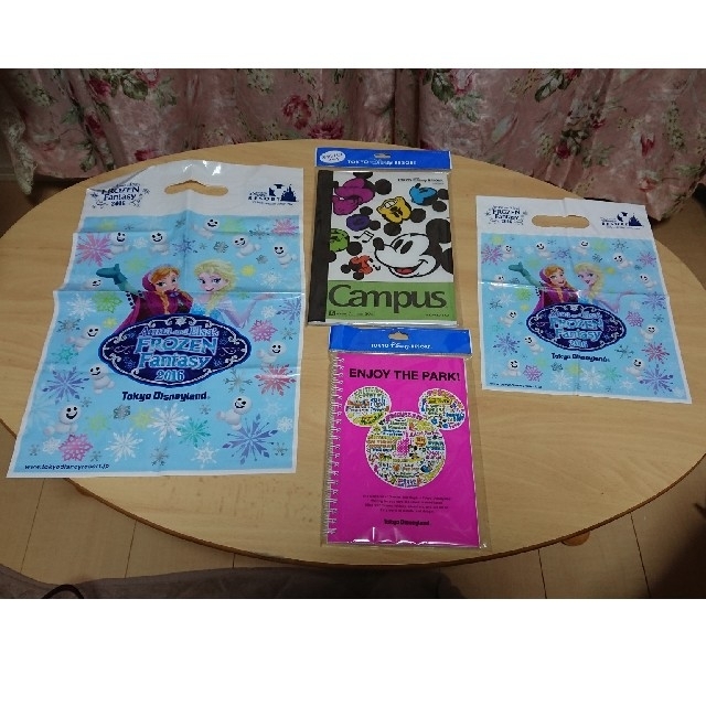 Disney(ディズニー)の未開封新品ディズニーランド☆ノート左側のみ エンタメ/ホビーのおもちゃ/ぬいぐるみ(キャラクターグッズ)の商品写真