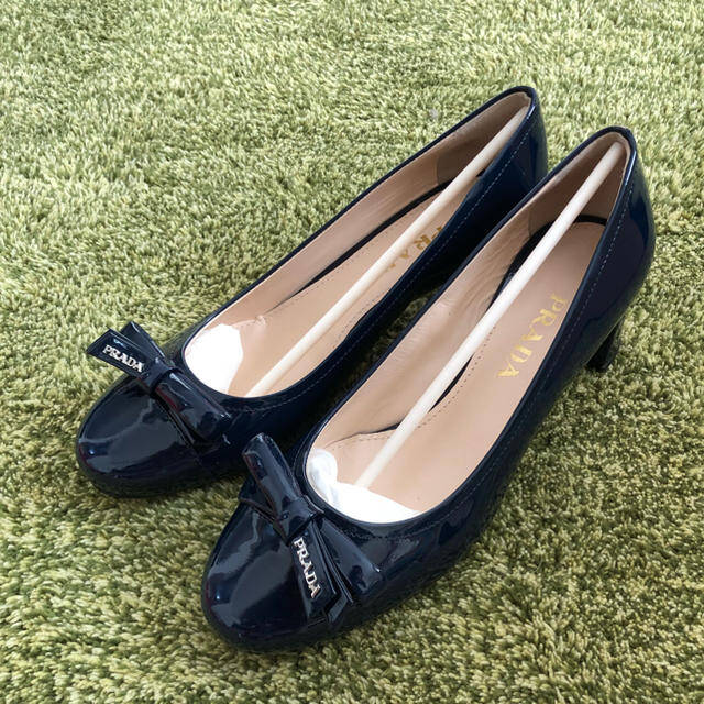 PRADA(プラダ)の新品 プラダ リボン パンプス PRADA エナメル 未使用 37 23.5 レディースの靴/シューズ(ハイヒール/パンプス)の商品写真