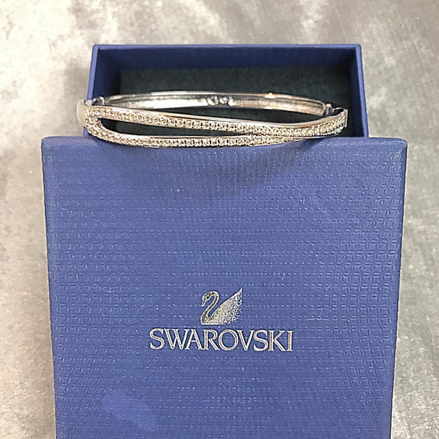 SWAROVSKI(スワロフスキー)のスワロフスキー  バングル レディースのアクセサリー(ブレスレット/バングル)の商品写真