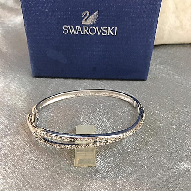 SWAROVSKI(スワロフスキー)のスワロフスキー  バングル レディースのアクセサリー(ブレスレット/バングル)の商品写真