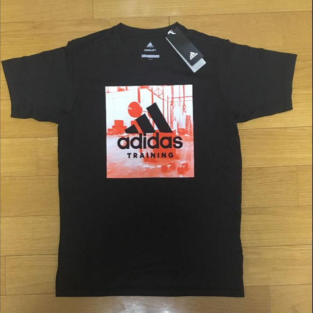 adidas(アディダス)の【新品未使用タグ付き】adidas アディダストレーニングTシャツ黒 メンズのトップス(その他)の商品写真