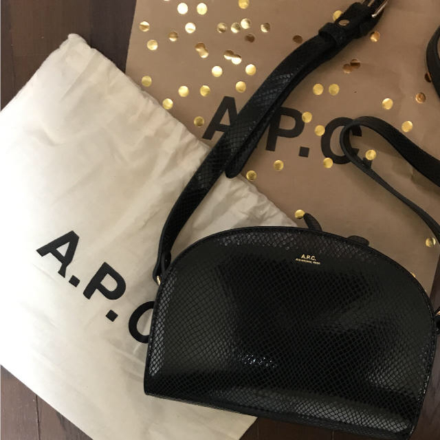 APC アーペーセー ハーフムーン スネークエンボス