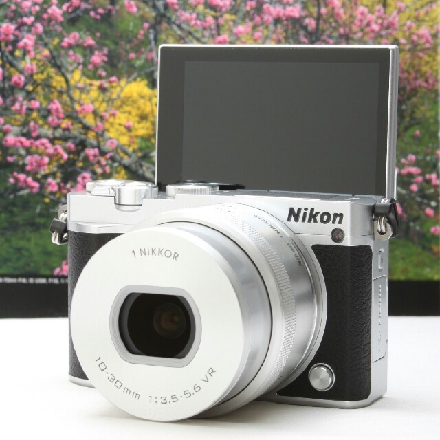 プチギフト Wi-Fi搭載&自撮りミラーレス一眼☆Nikon 1 J5 シルバー