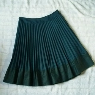 オリーブデオリーブ(OLIVEdesOLIVE)のきれいなグリーンのプリーツスカート(ひざ丈スカート)