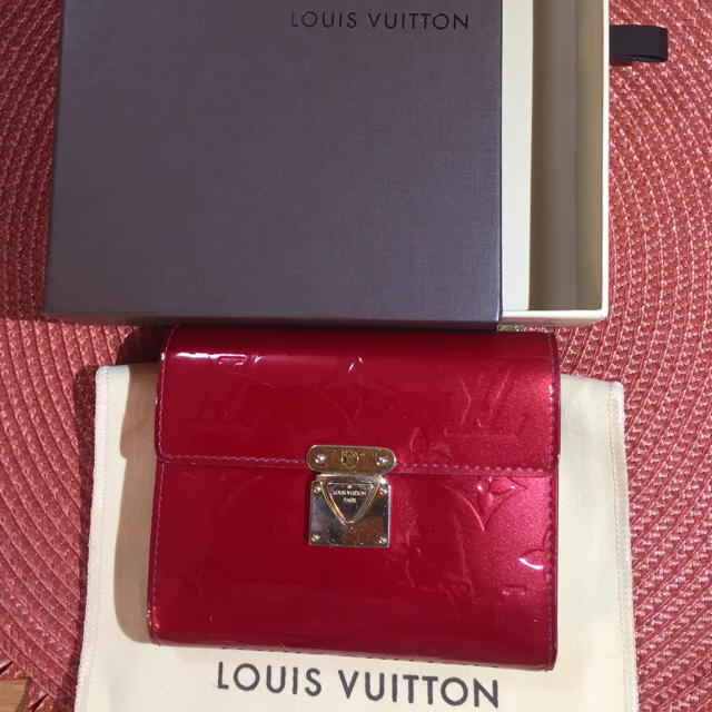 【18%OFF】 LOUIS VUITTON - ひな祭りでお値引き中❤️【美品】❤️ヴェルニの二つ折り財布❣️ 財布 【18%OFF】 LOUIS VUITTON - ひな祭りでお値引き中❤️【美品】❤️ヴェルニの二つ折り財布❣️ 財布