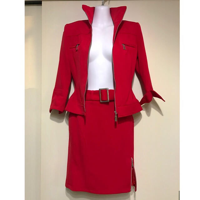 新品　ブランド【R 】スーツ レッドスーツ Sサイズ レディースのフォーマル/ドレス(スーツ)の商品写真