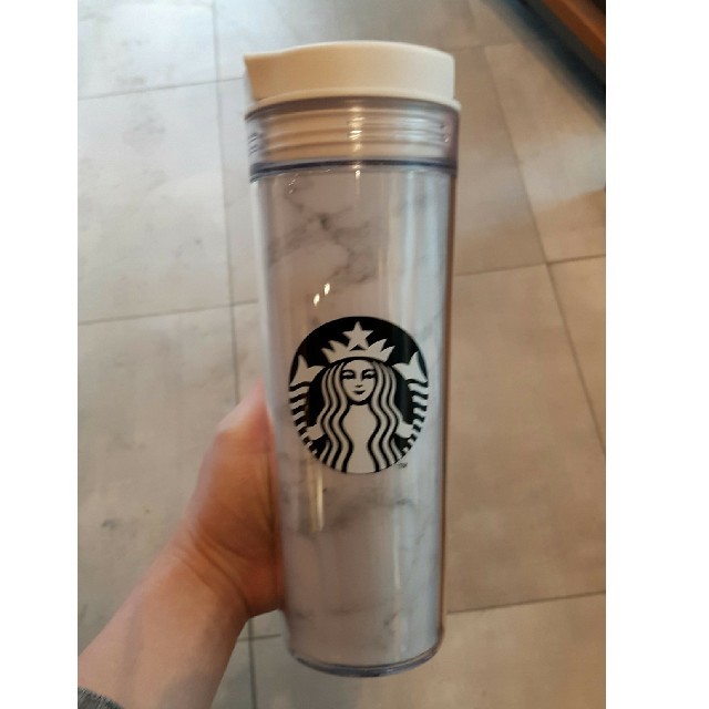 Starbucks Coffee(スターバックスコーヒー)のマーブルホワイト象徴的なタンブラー473ml スターバックス韓国スタバ インテリア/住まい/日用品のキッチン/食器(タンブラー)の商品写真