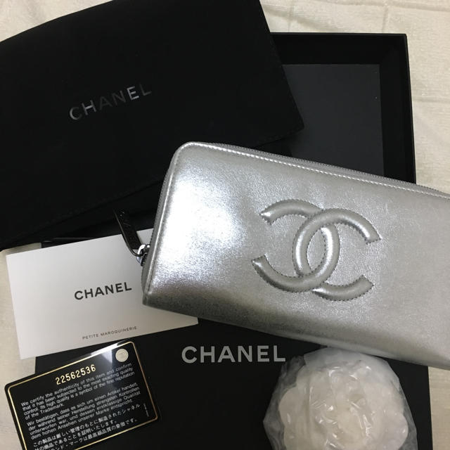 CHANEL(シャネル)の新品未使用 CHANEL シャネル長財布 シルバー レディースのファッション小物(財布)の商品写真