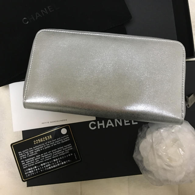 CHANEL(シャネル)の新品未使用 CHANEL シャネル長財布 シルバー レディースのファッション小物(財布)の商品写真