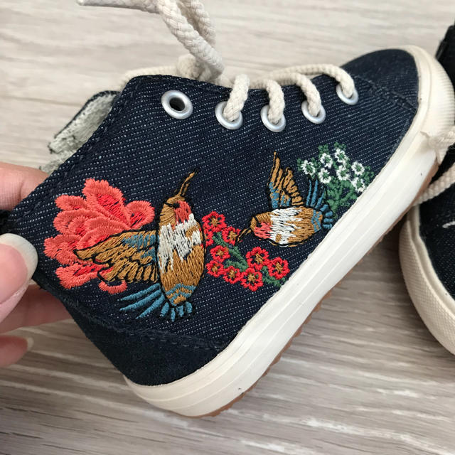 ZARA KIDS(ザラキッズ)の新品 刺繍デニム風スニーカー キッズ/ベビー/マタニティのキッズ靴/シューズ(15cm~)(スニーカー)の商品写真