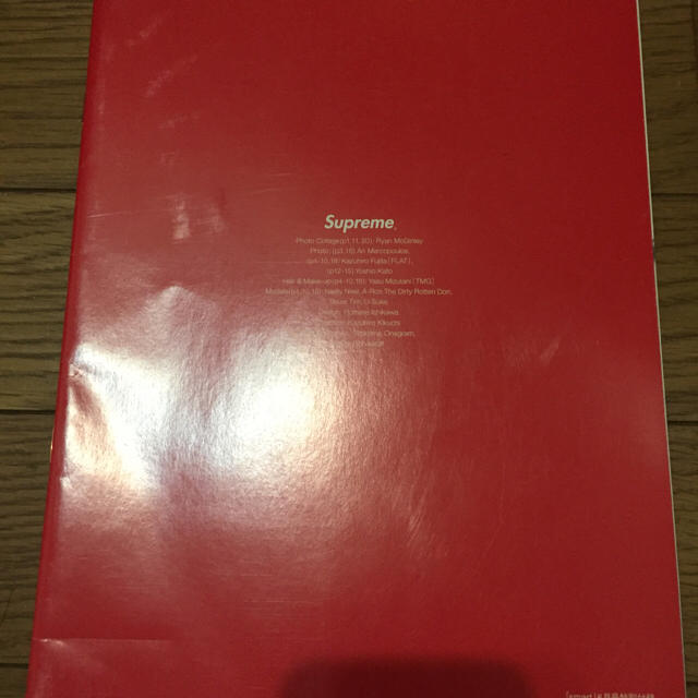 Supreme(シュプリーム)のシュプリーム(非売品) ステッカー4枚付 スタイルブック エンタメ/ホビーのコレクション(ノベルティグッズ)の商品写真