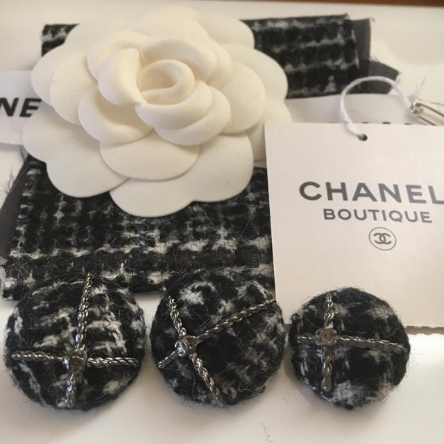 CHANEL(シャネル)のお値下げしました★CHANEL ヴィンテージ くるみボタン3個セット レディースのアクセサリー(ブローチ/コサージュ)の商品写真